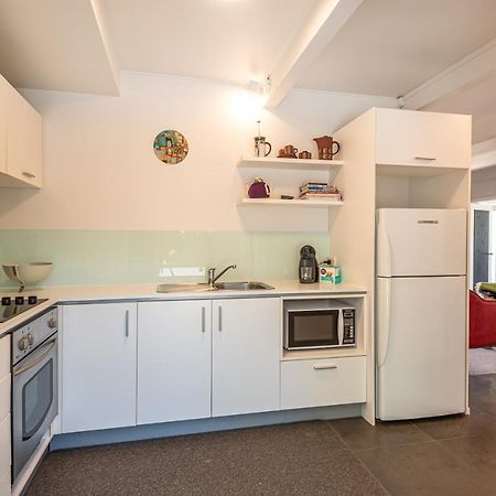 Retro Living - Lush Garden Apartment Christchurch Bagian luar foto