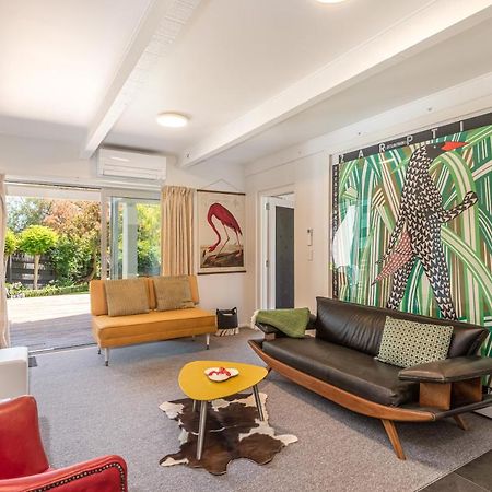 Retro Living - Lush Garden Apartment Christchurch Bagian luar foto