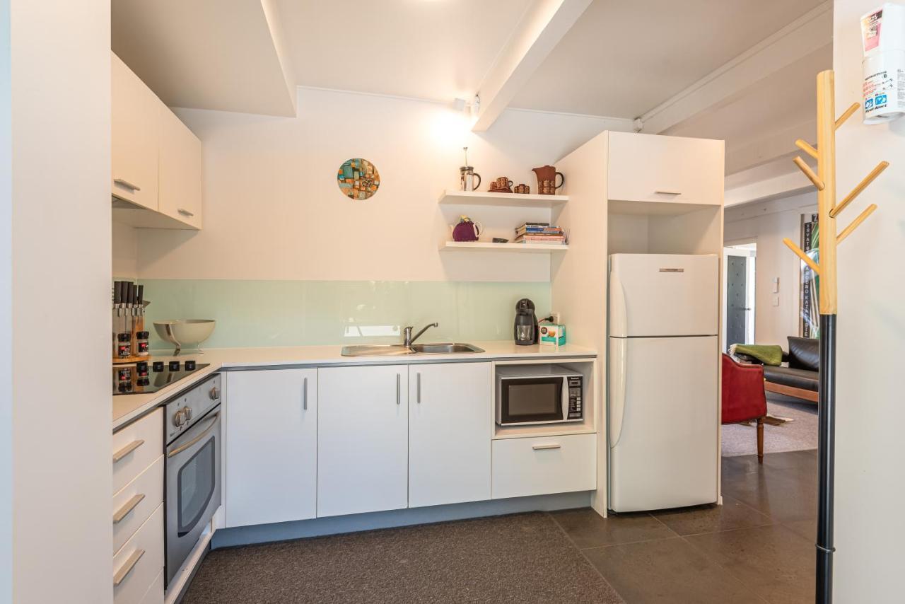 Retro Living - Lush Garden Apartment Christchurch Bagian luar foto