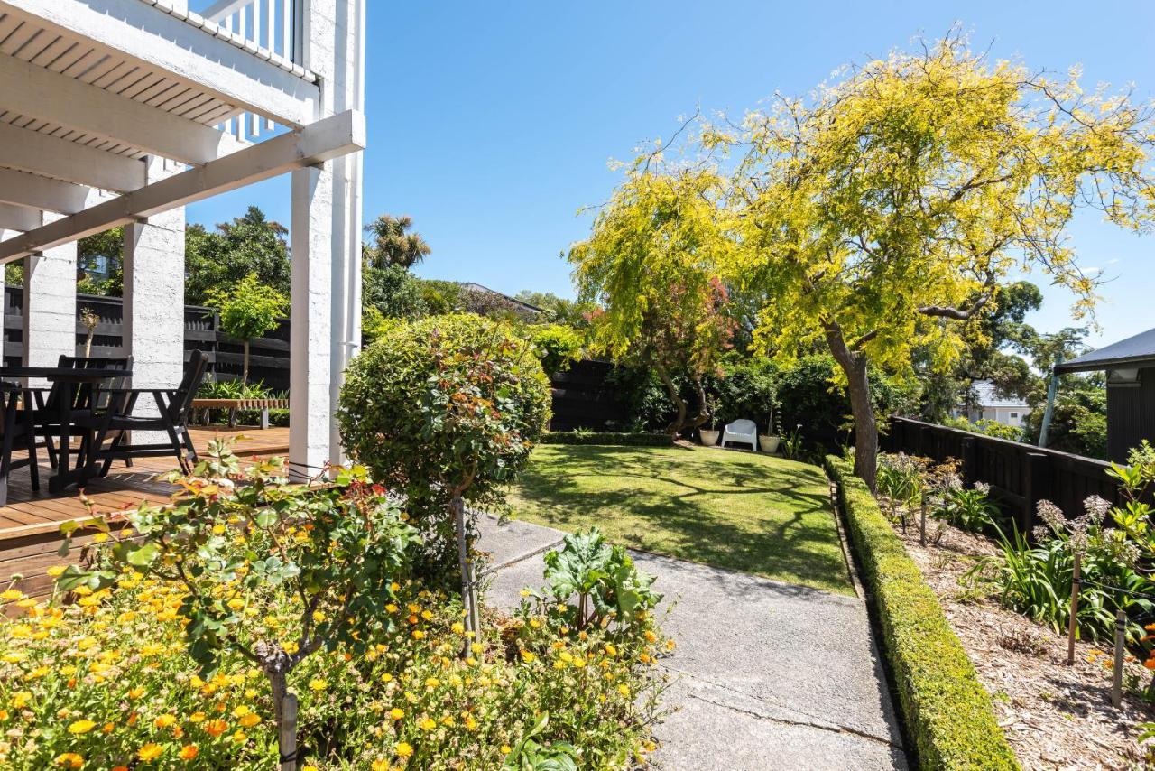 Retro Living - Lush Garden Apartment Christchurch Bagian luar foto