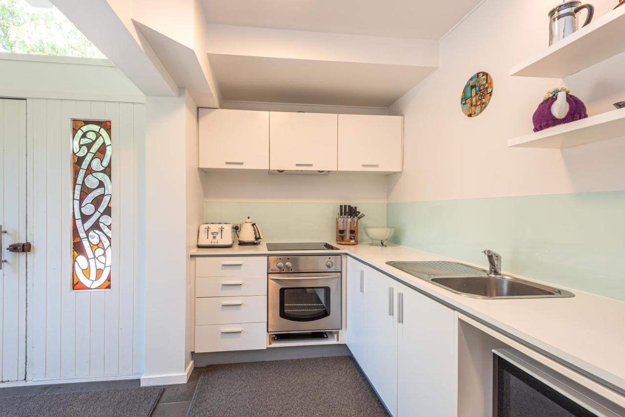 Retro Living - Lush Garden Apartment Christchurch Bagian luar foto
