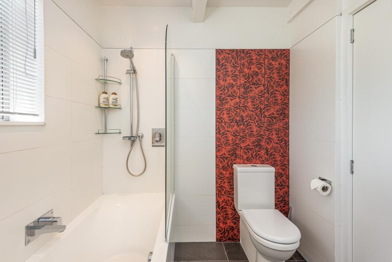 Retro Living - Lush Garden Apartment Christchurch Bagian luar foto