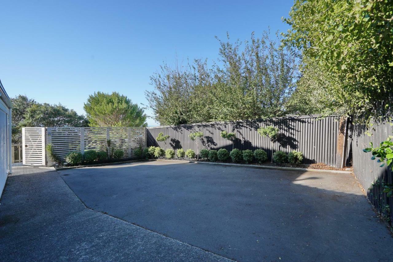 Retro Living - Lush Garden Apartment Christchurch Bagian luar foto
