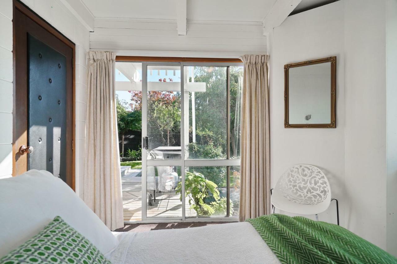 Retro Living - Lush Garden Apartment Christchurch Bagian luar foto