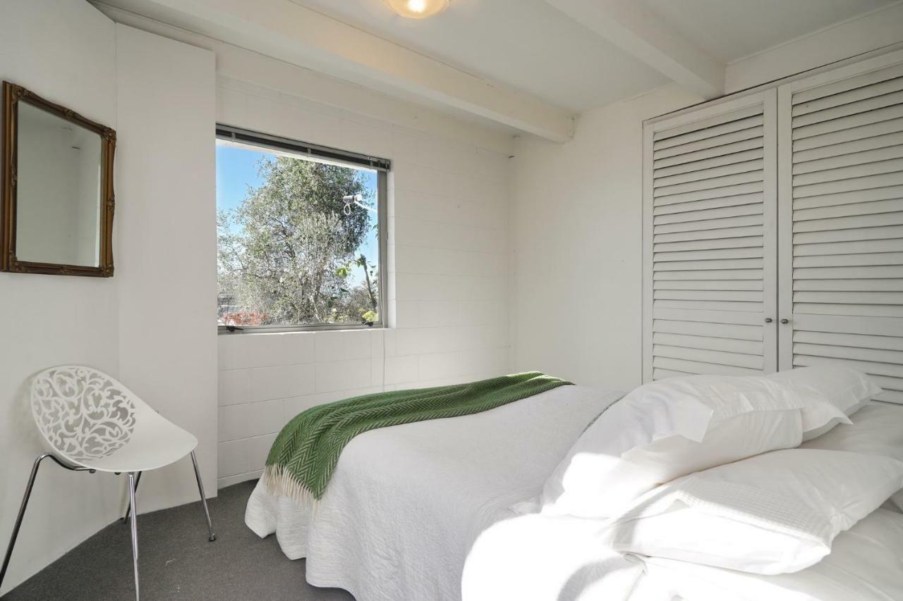 Retro Living - Lush Garden Apartment Christchurch Bagian luar foto