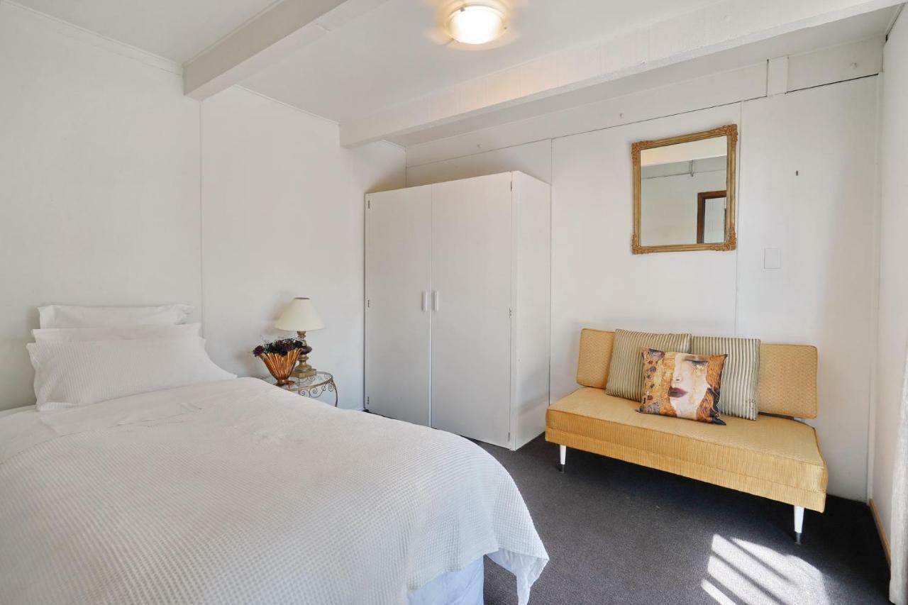 Retro Living - Lush Garden Apartment Christchurch Bagian luar foto