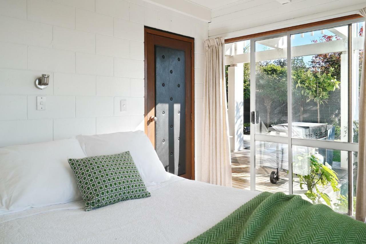 Retro Living - Lush Garden Apartment Christchurch Bagian luar foto